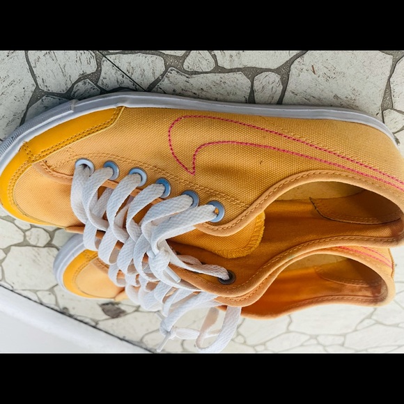 Nike - Picture 4 of 5